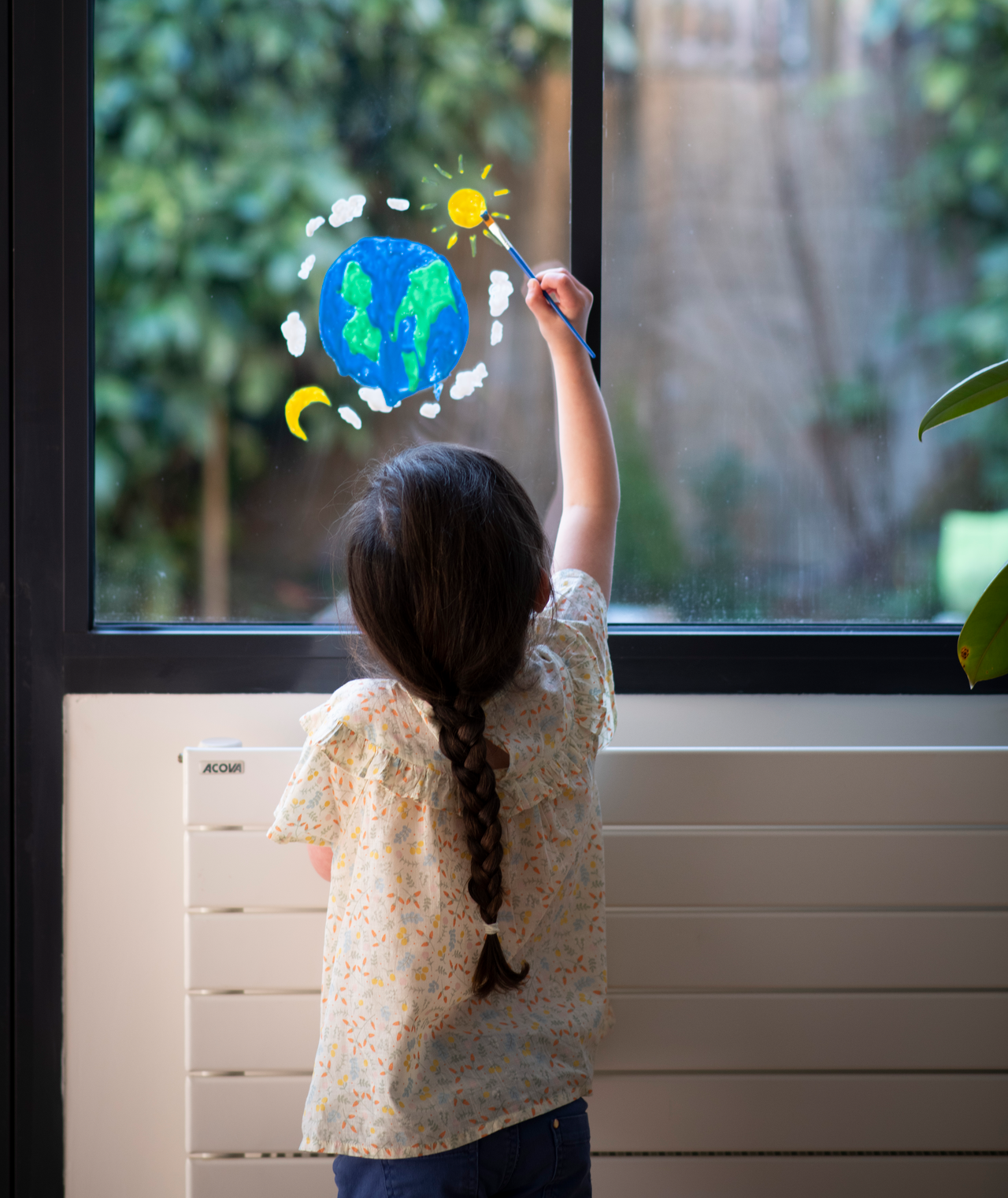 Petite fille qui dessine la Terre